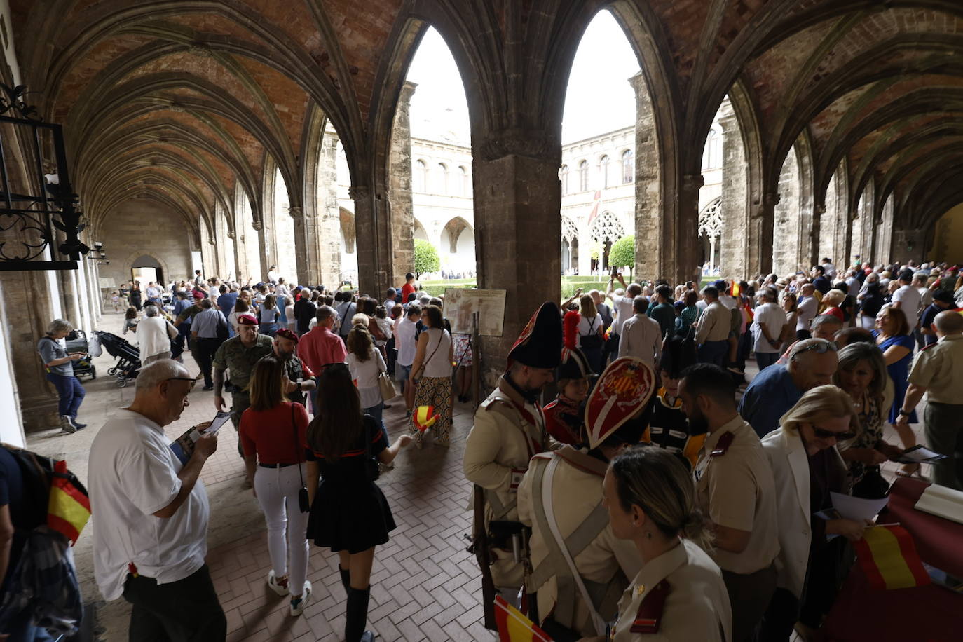 Fotos de la jornada de puertas abiertas en Capitanía General de Valencia con motivo del 12 de octubre