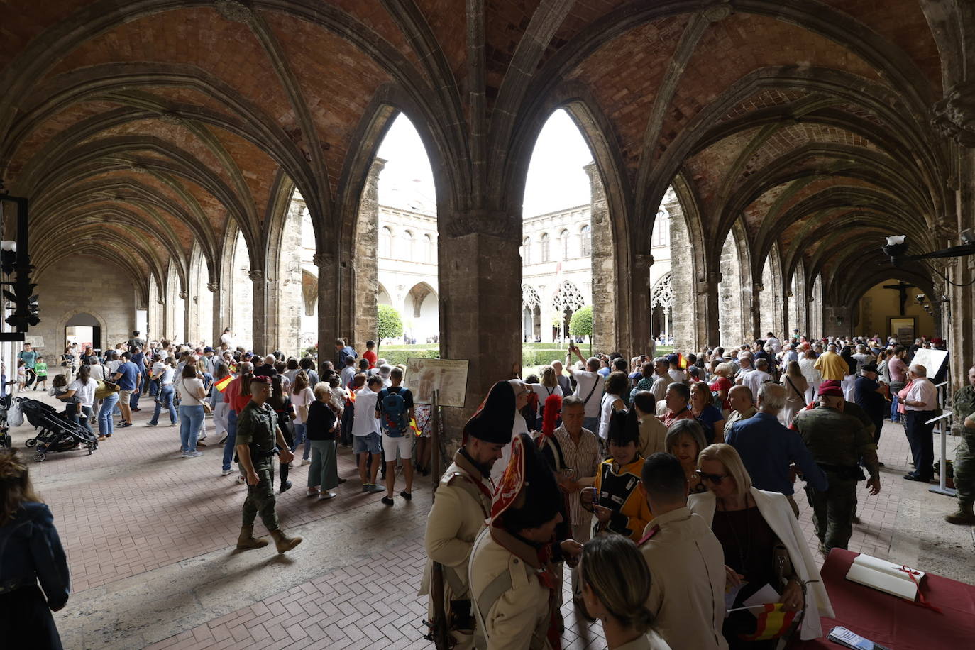 Fotos de la jornada de puertas abiertas en Capitanía General de Valencia con motivo del 12 de octubre