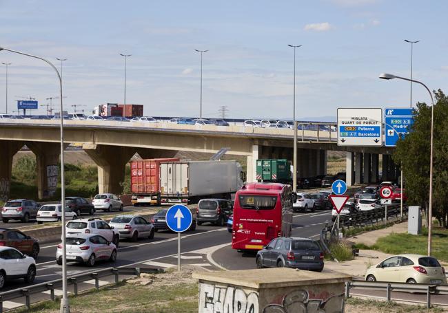 Numerosos vehículos transitan por la V-30 y también por el puente de acceso a la avenida del Cid