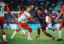 Carlos Álvarez, durante el partido contra el Real Oviedo en el Ciutat de Valencia