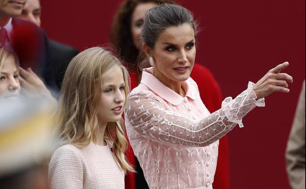 2019 | La Reina confió una vez más en Felipe Varela y estrenó en el último desfile pre pandemia un vestido camisero midi de organza de seda bordada con mariposas en rosa talco con cuerpo abotonado entallado, falda de tul evasé y cintura marcada