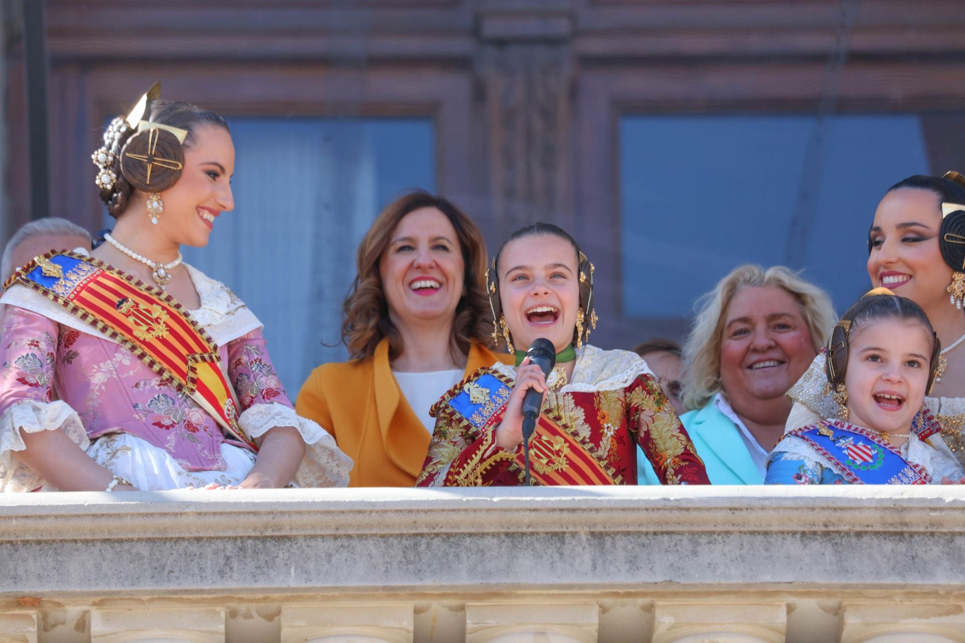 El álbum de fotos más personal del año fallero de María Estela y Marina