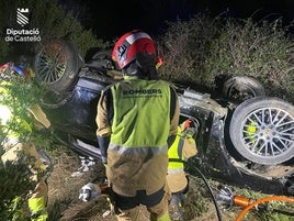 Los bomberos, en el lugar del accidente mortal.