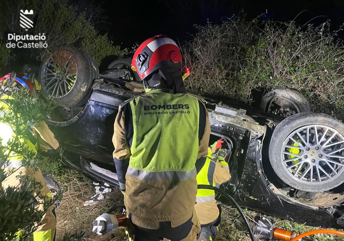 Los bomberos, en el lugar del accidente mortal.