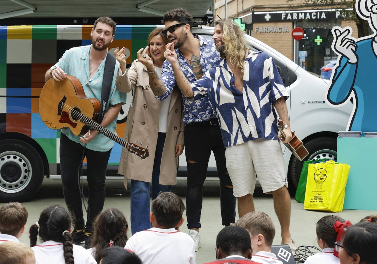 La alcaldesa de Valencia, María José Catalá, junto al grupo musical Bombai.