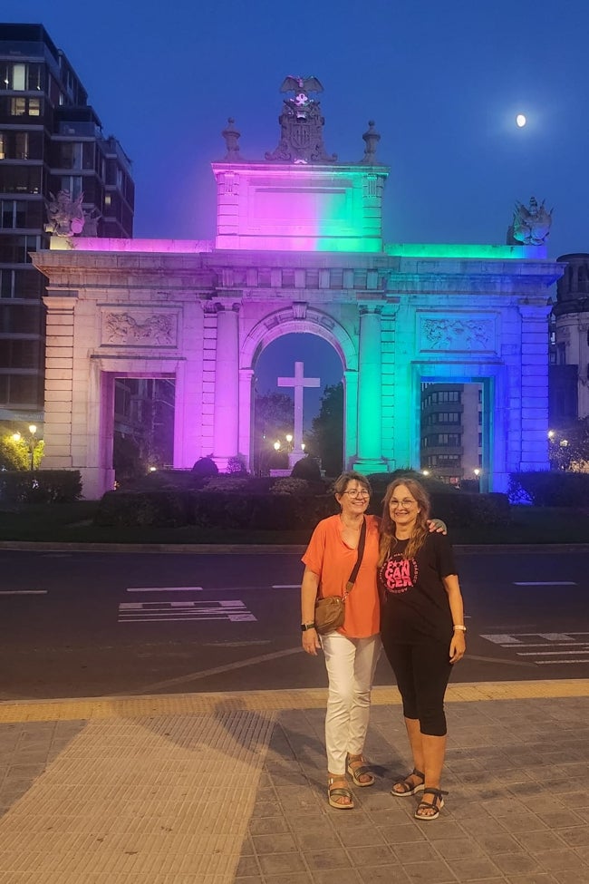 Dos pacientes de cáncer de mama metastásico, Mari Ángeles González y Amparo Medina, en la plaza de la Puerta del Mar.