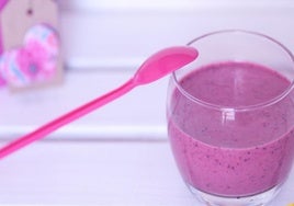 El delicioso batido de frutos del bosque que puedes preparar en 3 minutos