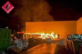 Las llamas, de madrugada, en el exterior de la nave industrial.