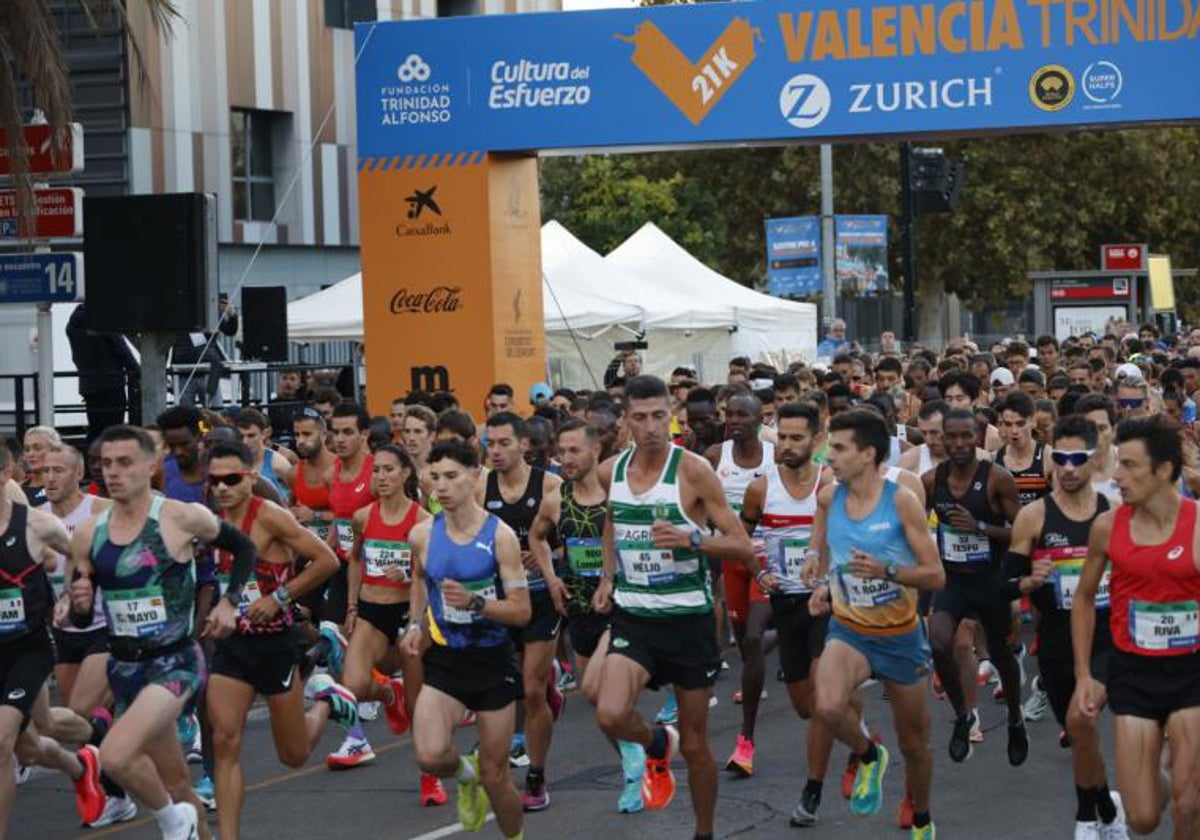 Los corredores inician el Medio Maratón de Valencia del año pasado.