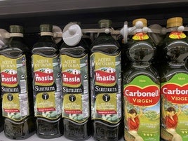 Botellas de aceite protegidas con sistema de alarma en un supermercado.