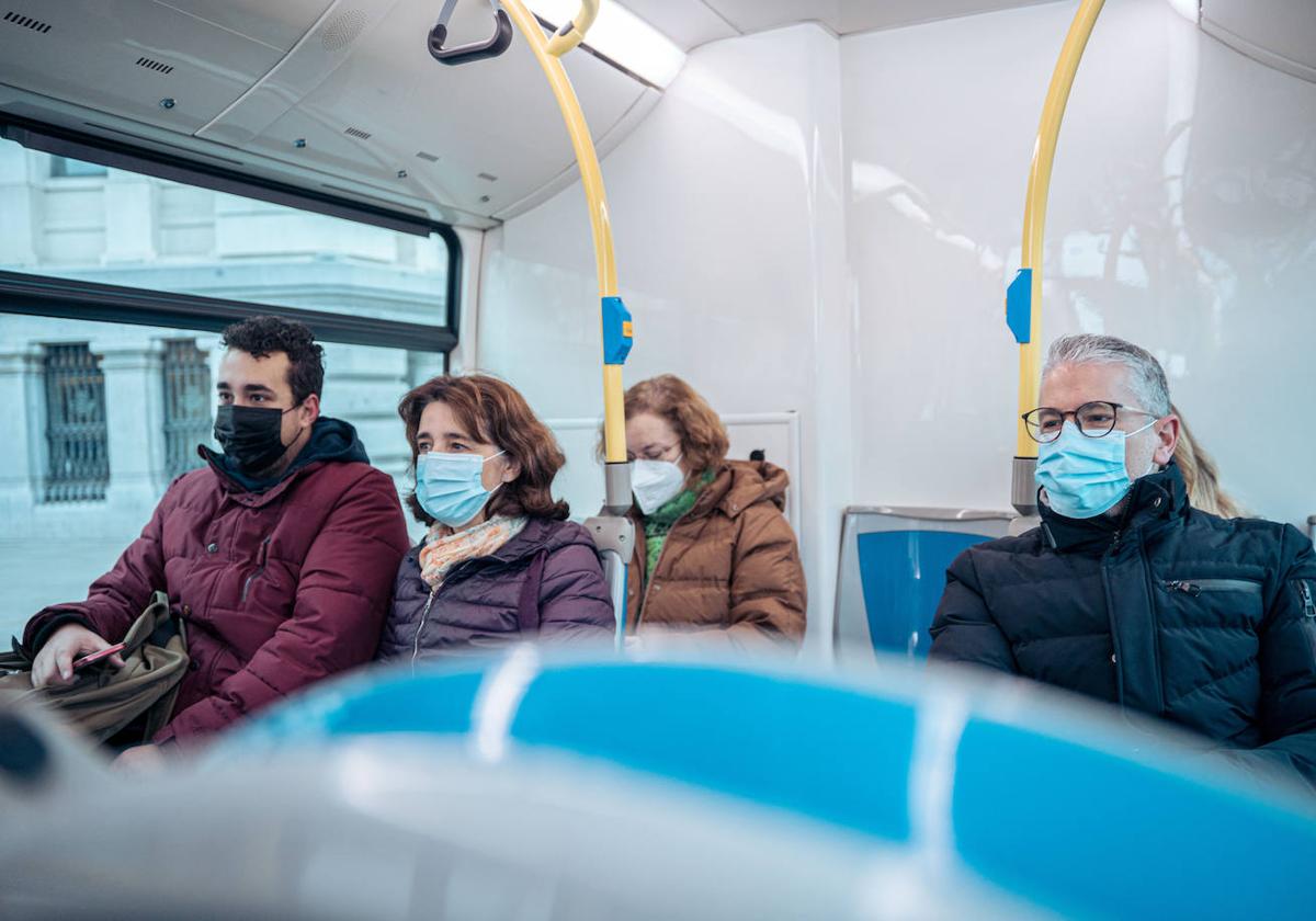 Uso de mascarillas en el transporte público durante la pandemia del coronavirus.