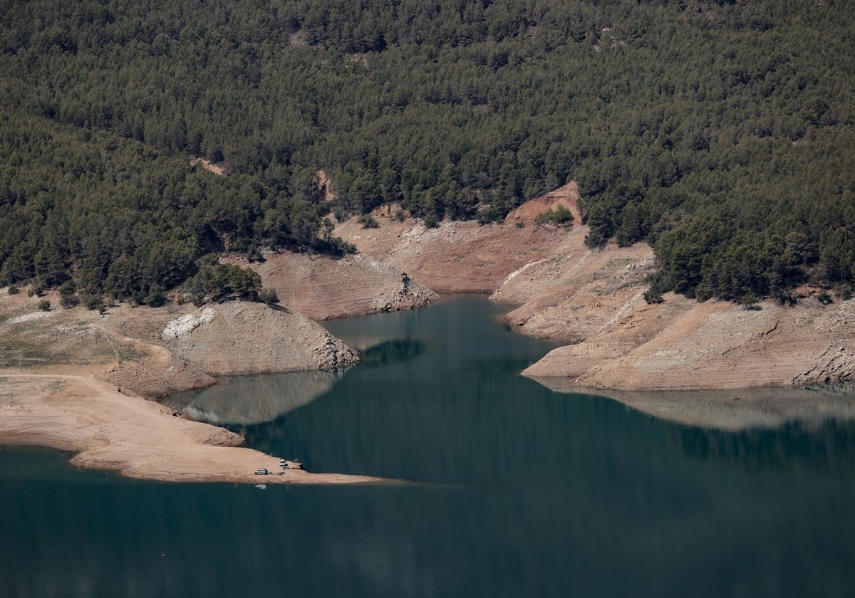 Vista del pantano de Benegéber.