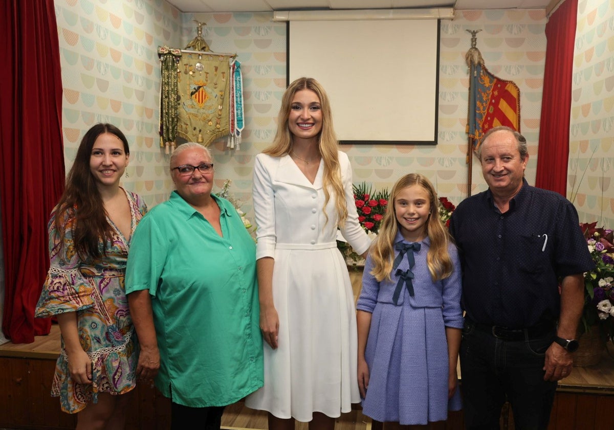 Imagen principal - Berta Peiró y Lucía García junto a Andrea Mínguez (iz), presidenta de la agrupación del Carmen, y delegados del sector; Ángel Díaz, vecino del barrio, y Pepe Verdeguer, comerciante del mercado Mossén Sorell.