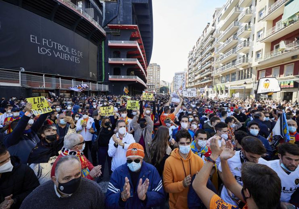 Manifestación contra Peter Lim en Mestalla.