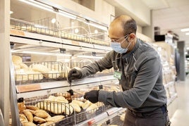 Un trabajador de Mercadona, en una imagen de archivo.