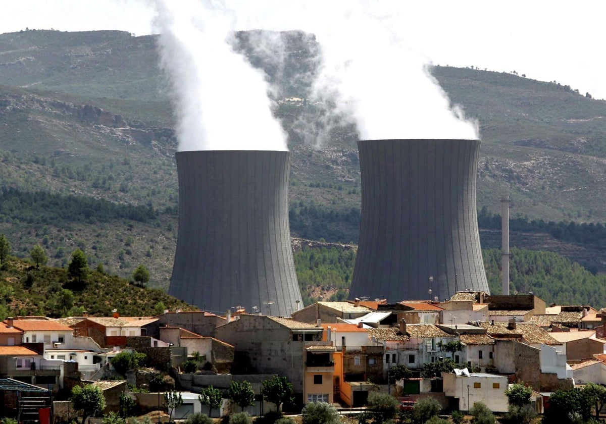 El pueblo de Cofrentes, con las dos torres de la central nuclear al fondo.