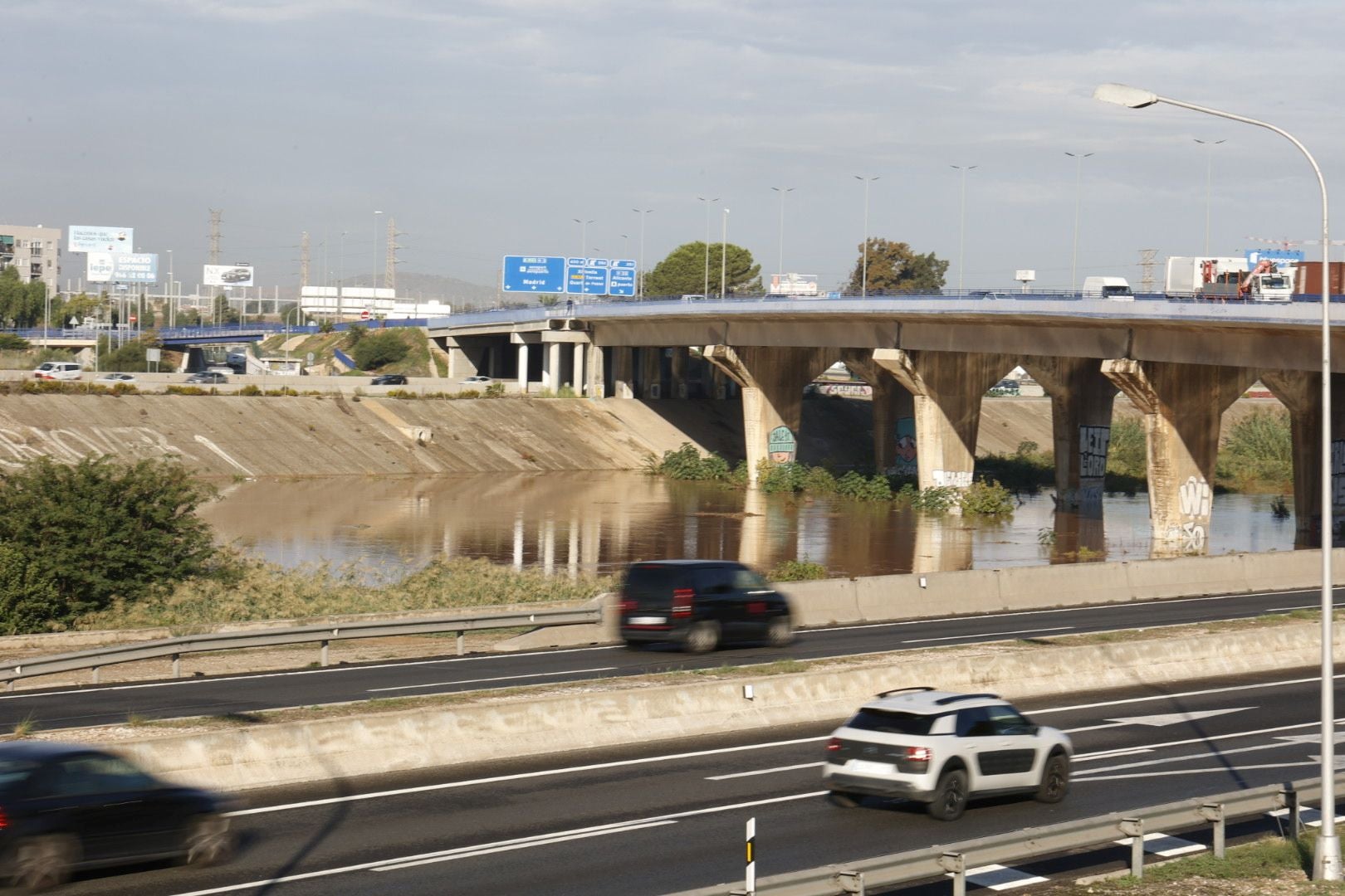 El nuevo cauce del Turia recorre Valencia lleno de agua