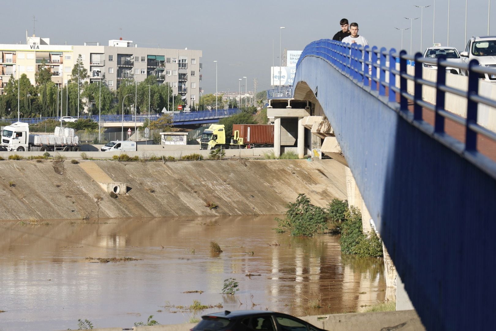 El nuevo cauce del Turia recorre Valencia lleno de agua