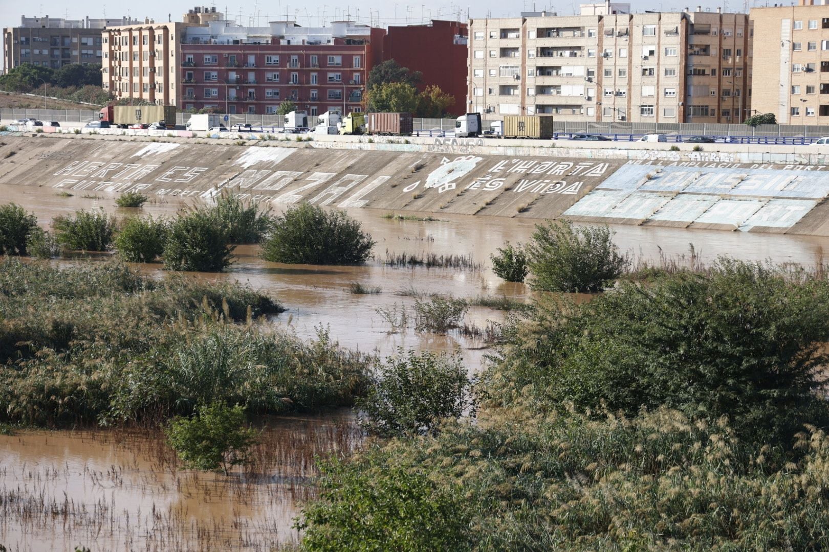 El nuevo cauce del Turia recorre Valencia lleno de agua