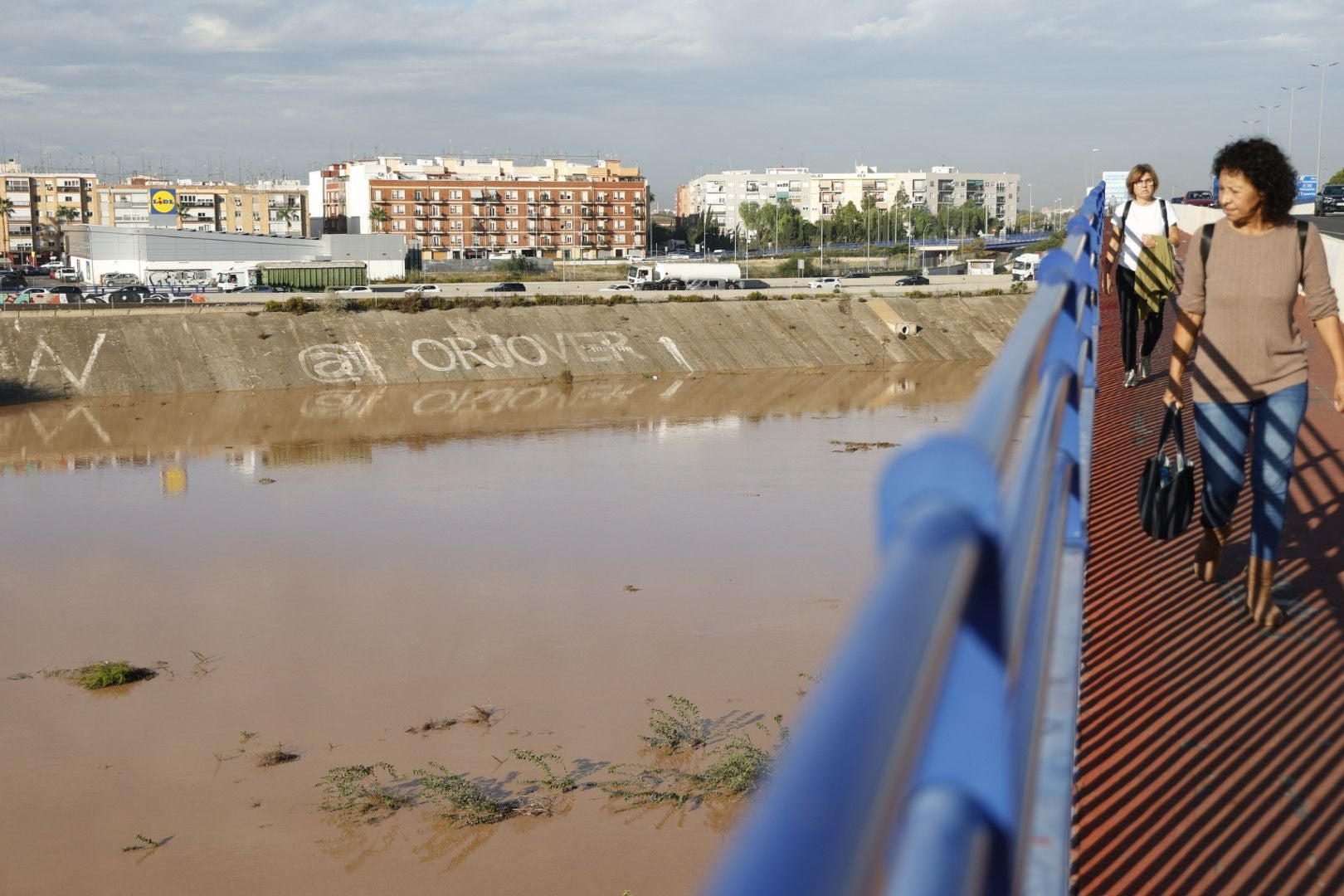 El nuevo cauce del Turia recorre Valencia lleno de agua