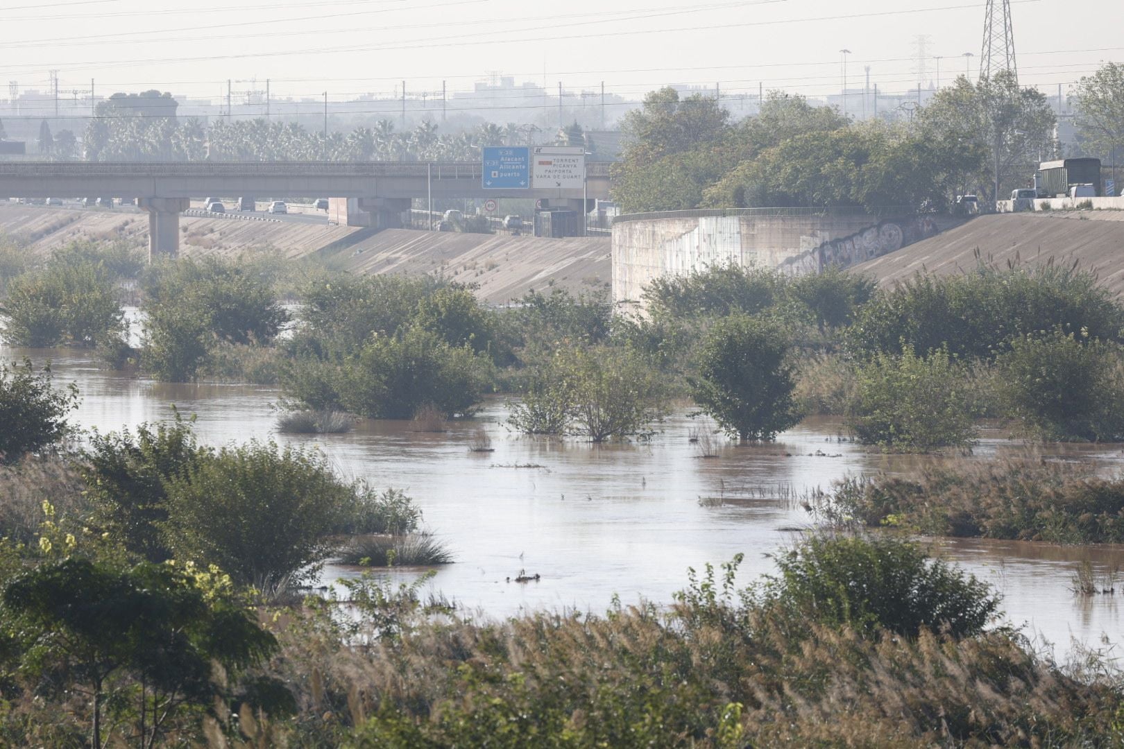 El nuevo cauce del Turia recorre Valencia lleno de agua