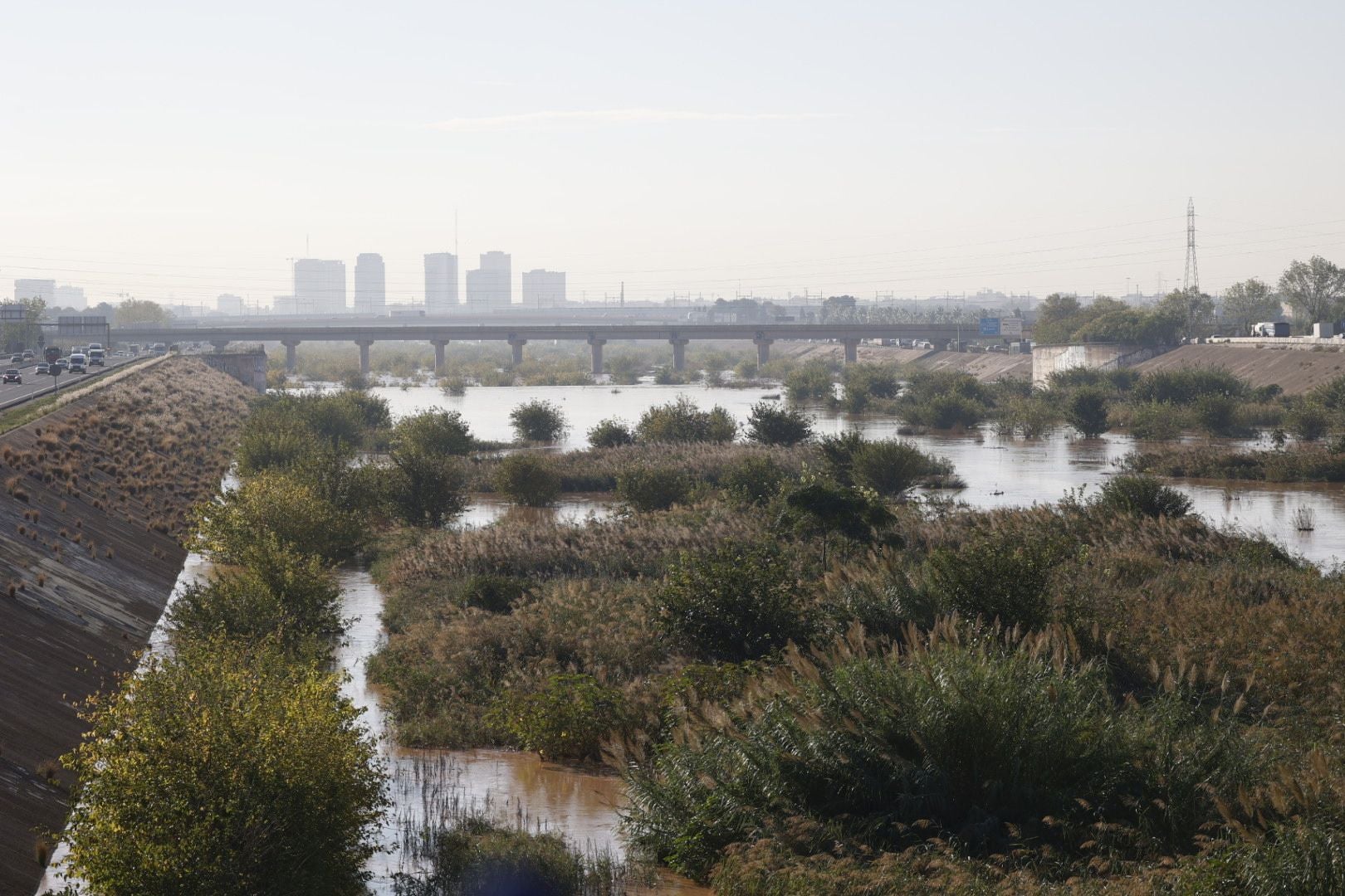 El nuevo cauce del Turia recorre Valencia lleno de agua