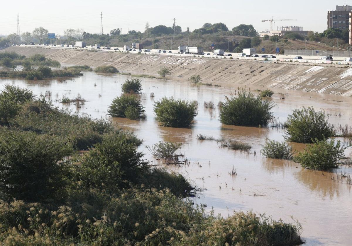 Aspecto del nuevo cauce del río Turia lleno de agua, este miércoles.