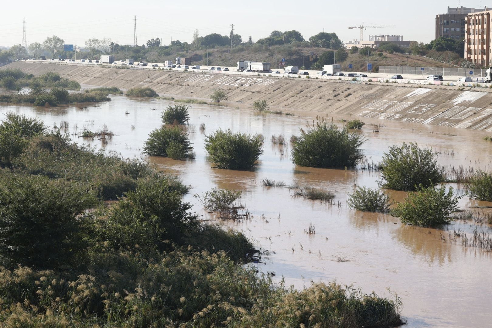 El nuevo cauce del Turia recorre Valencia lleno de agua