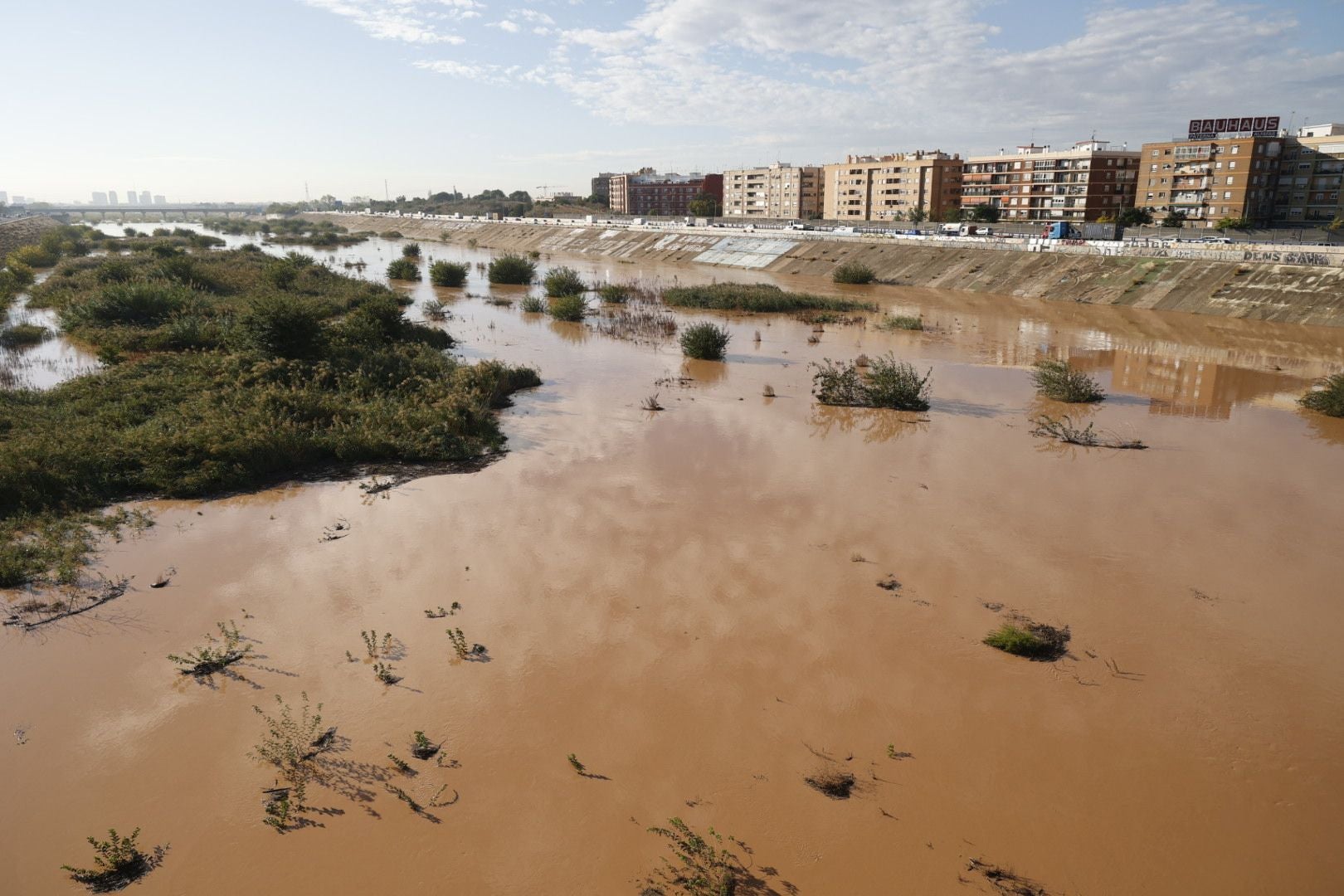 El nuevo cauce del Turia recorre Valencia lleno de agua