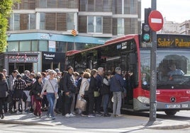 Pasejeros accediendo a un autobús de la EMT de Valencia.