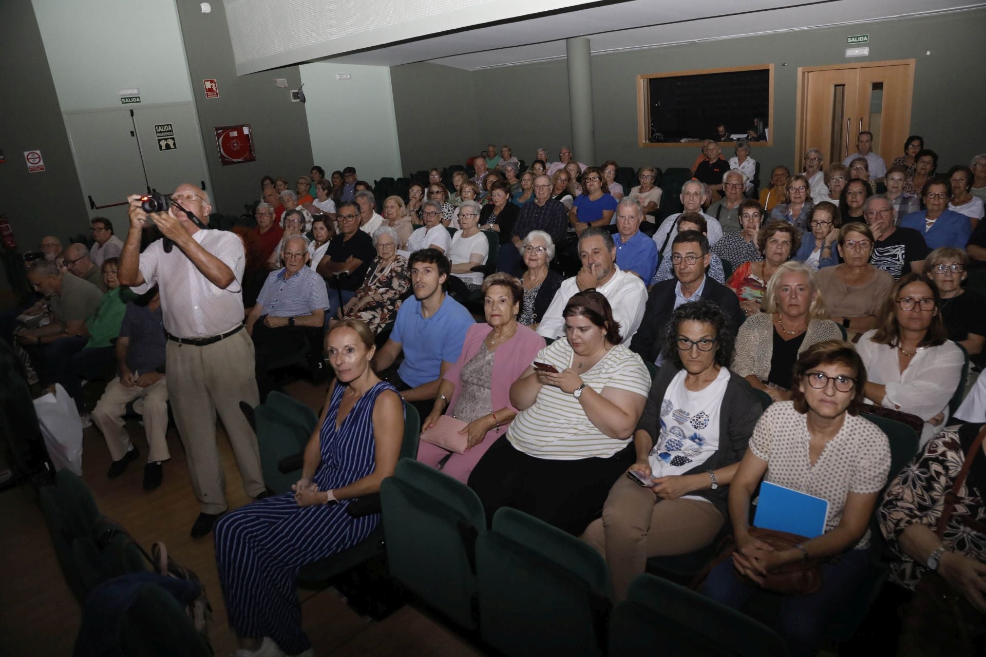 Imagen principal - El Hogar de Jubilados y Pensionistas de Dénia rinde homenaje a sus socios más antiguos