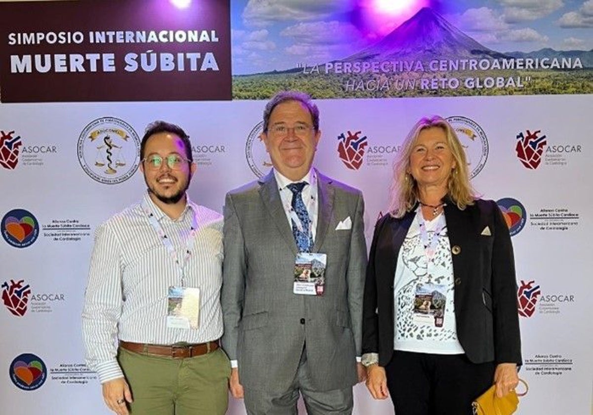 Los representantes del instituto tras recibir el galardón.