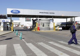 Un trabajador, en la puerta de acceso a la planta de Ford Almussafes.