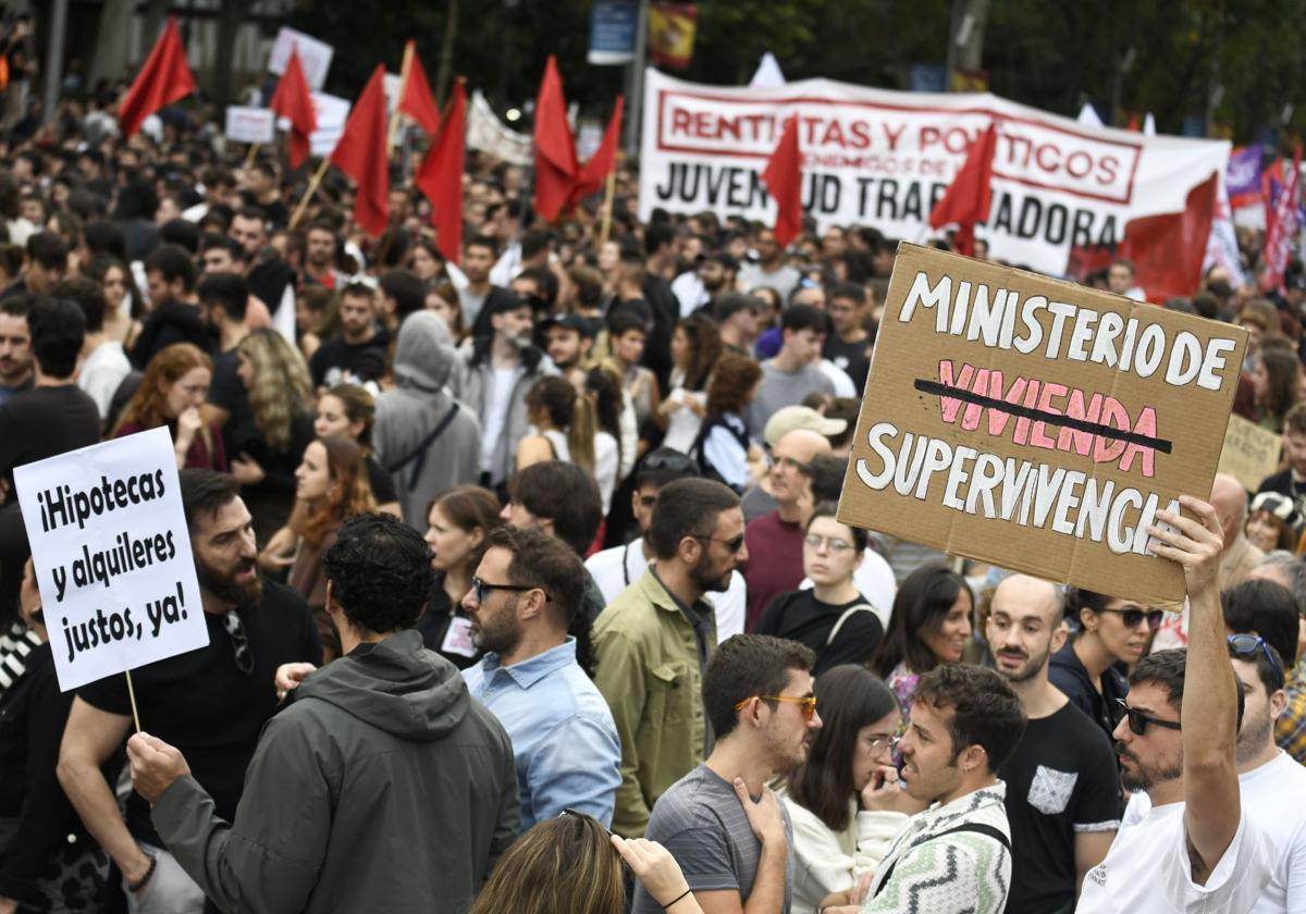 Cientos de personas durante una manifestación para denunciar el precio de los alquileres. Imagen de archivo.