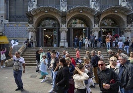 Grupo guiado de cruceristas en el Mercado Central.