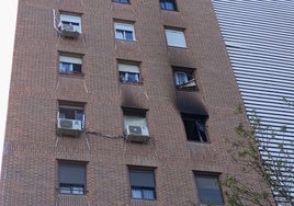 Daños causados por el fuego y el humo en dos ventanas.