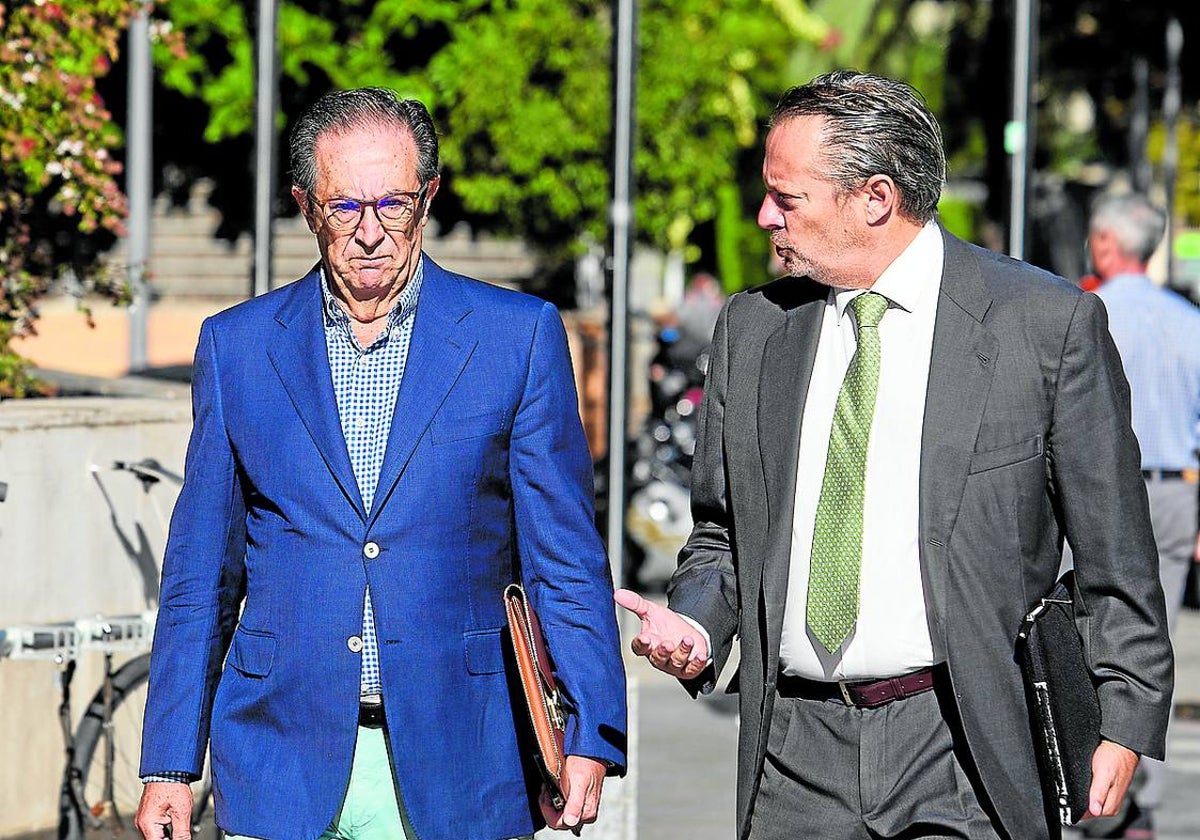 Juan Francisco García, exjefe de gabinete de Zaplana, con su abogado en la Ciudad de la Justicia.