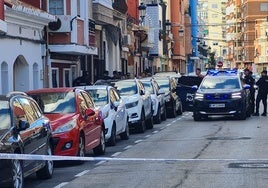 Un grupo de policías junto a la casa donde ocurrieron los violentos hechos.