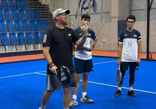 Ximo Piera dando explicaciones a unos alumnos durante un entrenamiento