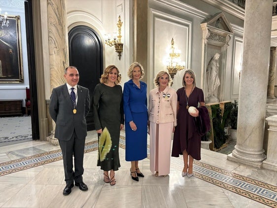 En el centro la Honorable Clavariesa 2025, María José Llorens, junto a la alcaldesa, María José Catalá, Toña Játiva (Honorable Clavariesa 2024), la edil Mónica Gil y el secretario general de la JCV, Antonio Alpuente.