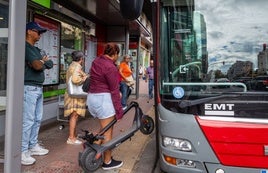 Una usuaria de la EMT con un patinete.