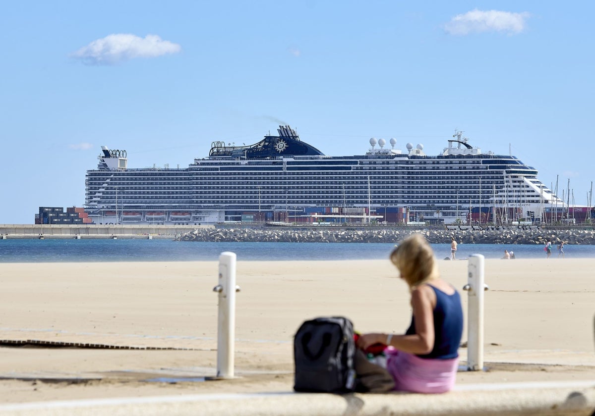 Un megacrucero atracado en el puerto de Valencia.