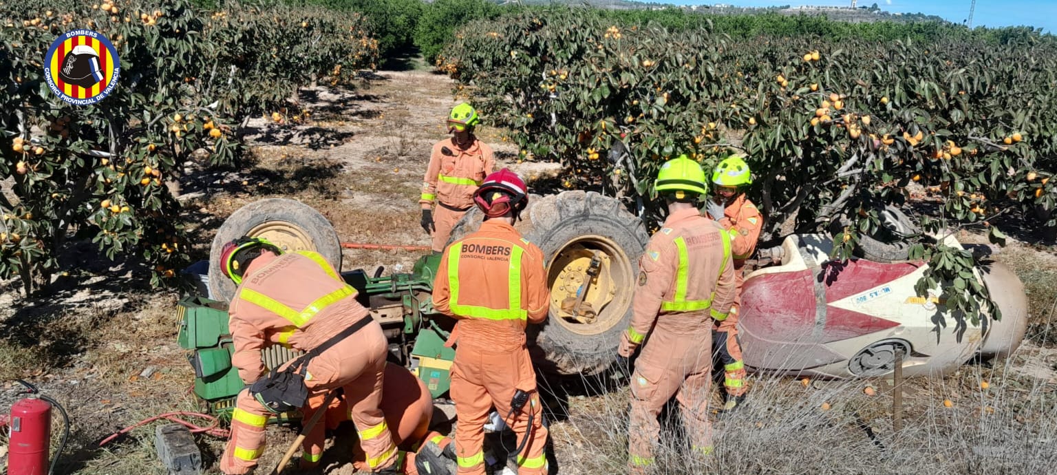 Los bomberos han excarcelado a la víctima mortal.