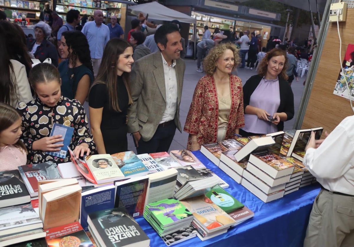 La alcaldesa en la Feria del Libro.