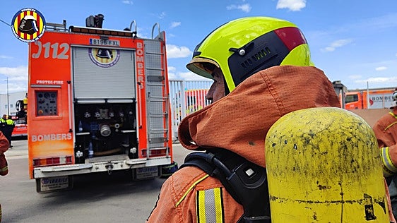 Un herido al incendiarse un piso en Daimús