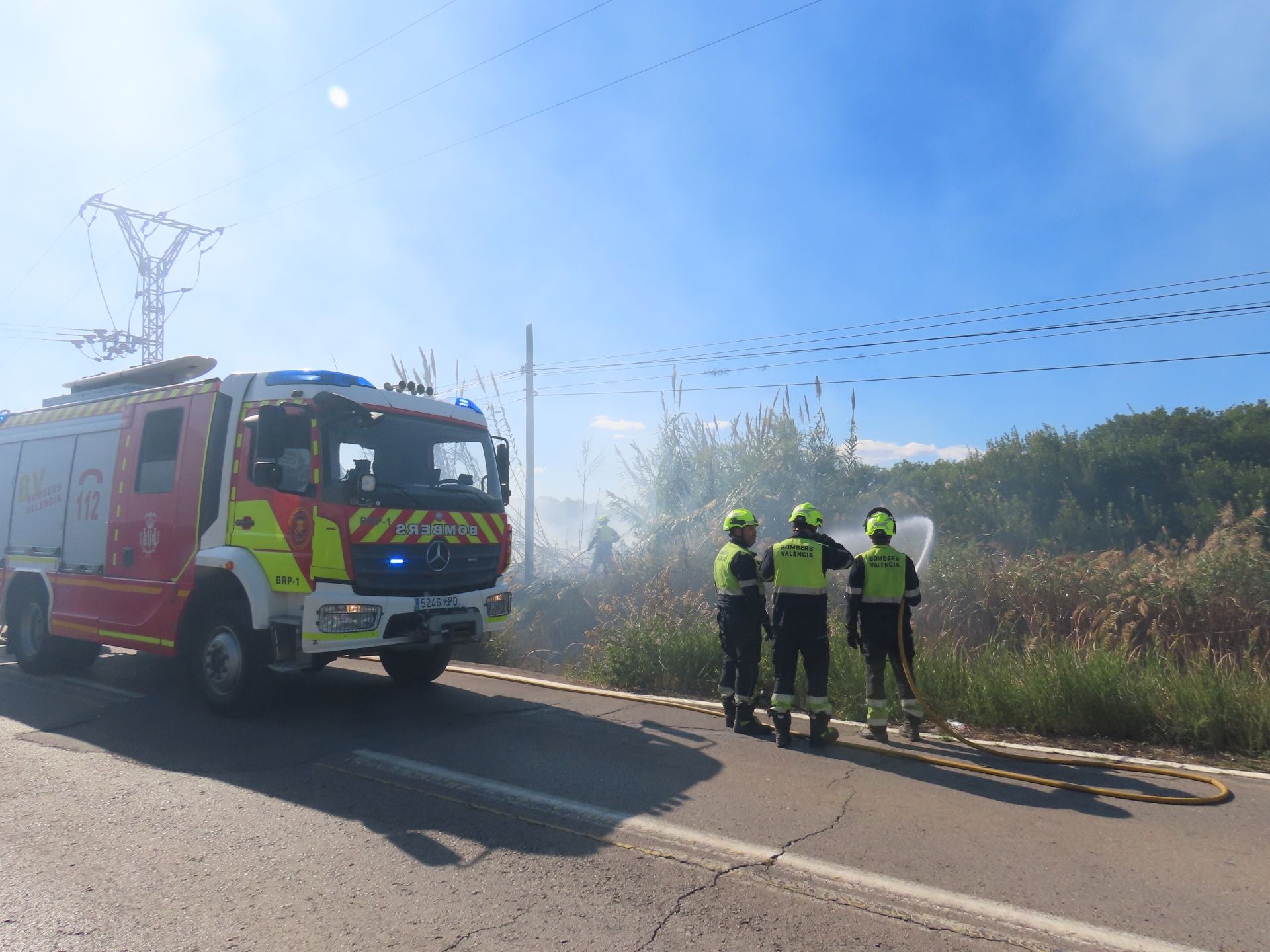 Los bomberos intervienen una quema de paja del arroz descontrolada en un campo junto a la Albufera