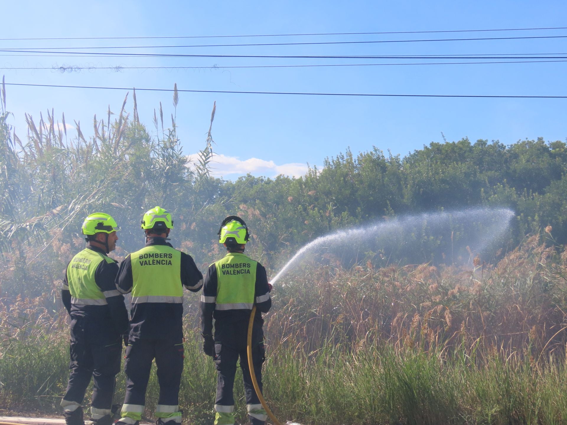 Los bomberos intervienen una quema de paja del arroz descontrolada en un campo junto a la Albufera