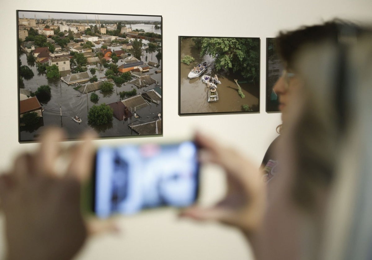 Imagen principal - Algunas de las impactantes imágenes de la exposición de World Press Photo instaladas en la Fundación Chirivella Soriano de Valencia.