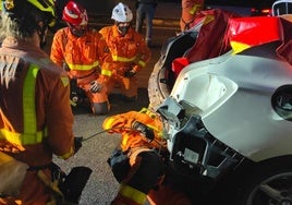 Los bomberos trabajan en el lugar del accidente.