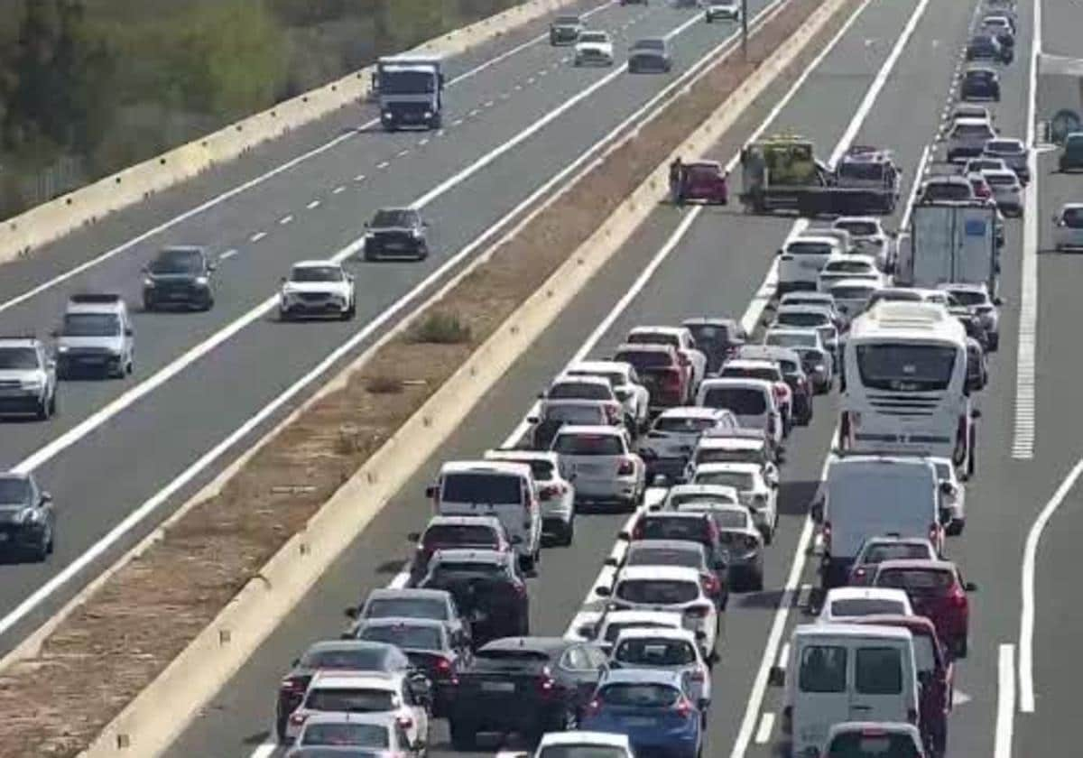 Colas en una carretera valenciana, imagen de archivo.